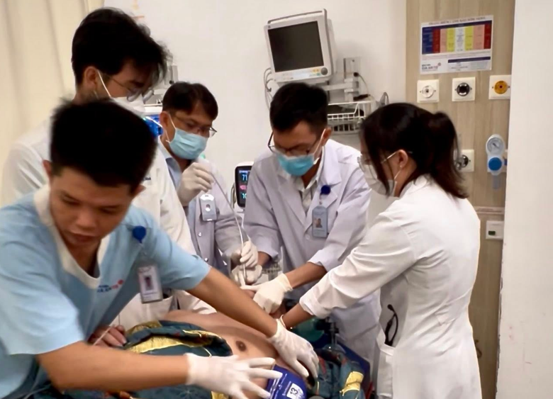 Tuyệt đối kh&ocirc;ng tr&iacute;ch m&aacute;u, uống chanh khi cấp cứu đột quỵ- Ảnh 1.