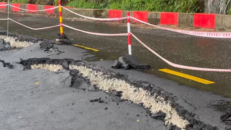 Chạy đua với mưa lũ khắc phục sụt l&uacute;n tr&ecirc;n quốc lộ 24 nối lại mạch giao th&ocirc;ng- Ảnh 6.