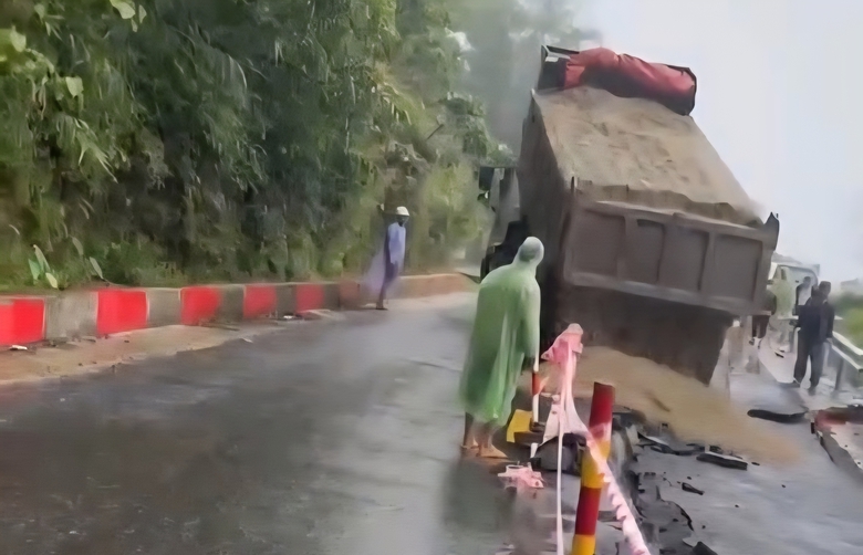 Chạy đua với mưa lũ khắc phục sụt l&uacute;n tr&ecirc;n quốc lộ 24 nối lại mạch giao th&ocirc;ng- Ảnh 2.