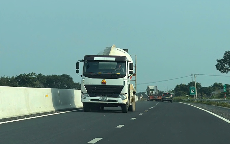 TP.HCM: Xử l&yacute; t&igrave;nh trạng xe lưu th&ocirc;ng tr&ecirc;n cao tốc Bi&ecirc;n H&ograve;a - Vũng T&agrave;u đang thi c&ocirc;ng- Ảnh 1.