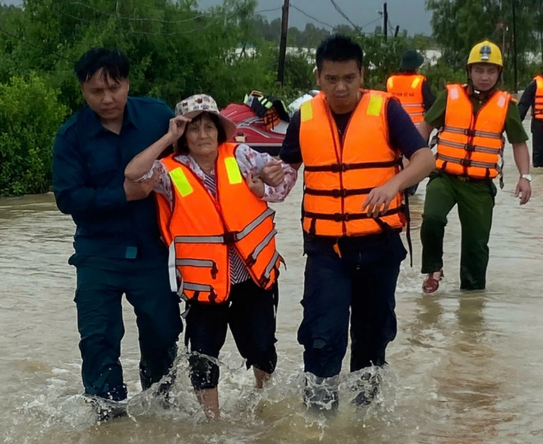 C&ocirc;ng an Kh&aacute;nh H&ograve;a dầm m&igrave;nh trong nước lũ cứu d&acirc;n- Ảnh 4.