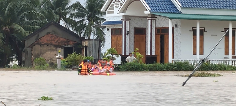 C&ocirc;ng an Kh&aacute;nh H&ograve;a dầm m&igrave;nh trong nước lũ cứu d&acirc;n- Ảnh 3.