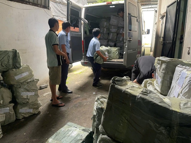 TP.HCM mở đợt "quét" hàng giả, hàng lậu dịp cuối năm- Ảnh 2. TP.HCM mở đợt "quét" hàng giả, hàng lậu dịp cuối năm- Ảnh 2.