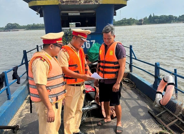 Ph&uacute; Thọ: Tăng cường tuần tra kiểm so&aacute;t, đảm bảo trật tự an to&agrave;n giao th&ocirc;ng- Ảnh 6.