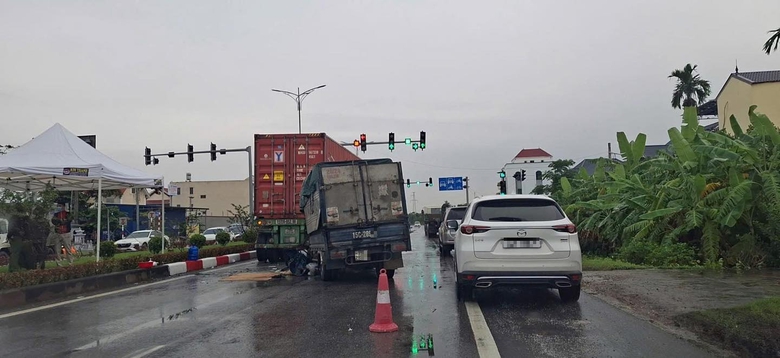 Hải Phòng: Va chạm xe container lúc rạng sáng, tài xế xe tải tử vong tại chỗ- Ảnh 1. Hải Phòng: Va chạm xe container lúc rạng sáng, tài xế xe tải tử vong tại chỗ- Ảnh 1.