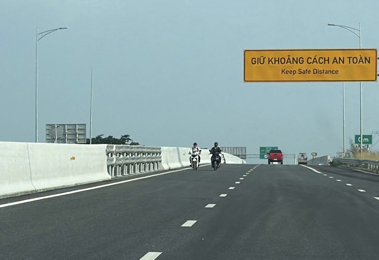 TP.HCM: Xử l&yacute; t&igrave;nh trạng xe lưu th&ocirc;ng tr&ecirc;n cao tốc Bi&ecirc;n H&ograve;a - Vũng T&agrave;u đang thi c&ocirc;ng- Ảnh 2.