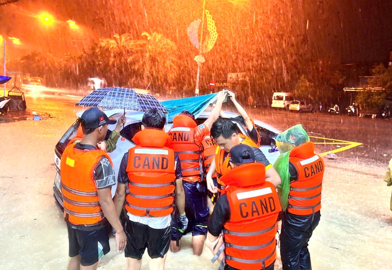 C&ocirc;ng an Gia Lai trắng đ&ecirc;m cứu d&acirc;n giữa d&ograve;ng nước lũ- Ảnh 2.