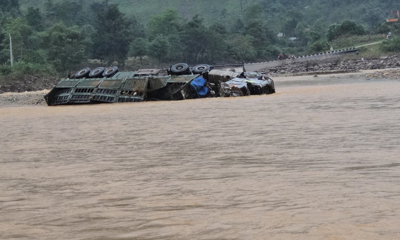Mở rộng phạm vi t&igrave;m kiếm t&agrave;i xế &ocirc; t&ocirc; đầu k&eacute;o bị cuốn tr&ocirc;i mất t&iacute;ch ở Quảng Trị- Ảnh 4.