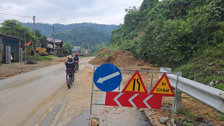 Nhiều tuyến giao th&ocirc;ng ở Quảng Trị, Huế lại ngập s&acirc;u, sạt lở do mưa lũ- Ảnh 2.