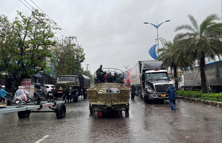 Lũ nhấn ch&igrave;m nhiều khu d&acirc;n cư ở miền Trung, giao th&ocirc;ng chia cắt- Ảnh 3.