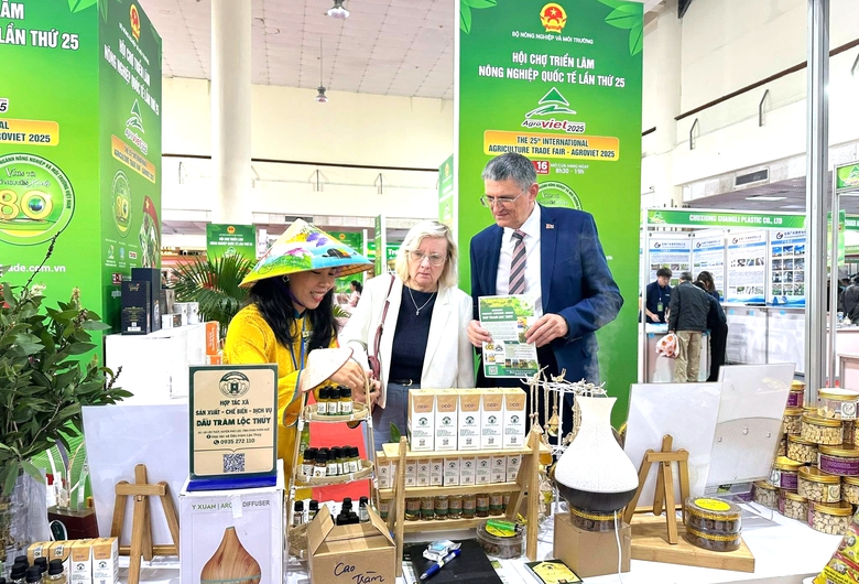 C&aacute;c doanh nghiệp v&agrave; cơ sở kinh doanh sản xuất tinh dầu tr&agrave;m tại Huế rất ch&uacute; trọng c&ocirc;ng t&aacute;c tuy&ecirc;n truyền, quảng b&aacute; sản phẩm.