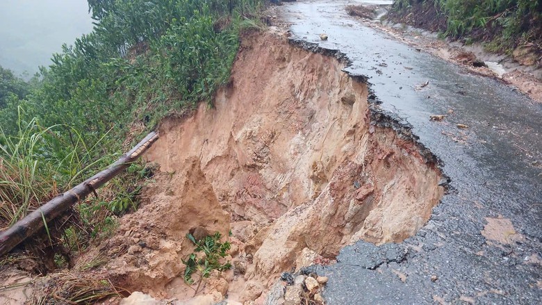 Quảng Ng&atilde;i: Sạt lở n&uacute;i v&ugrave;i nh&agrave; d&acirc;n tr&ecirc;n đường Đ&ocirc;ng Trường Sơn, giao th&ocirc;ng tắc nghẽn- Ảnh 11.