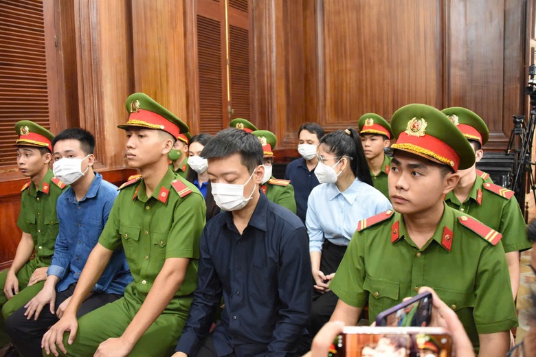 Lời khai của hoa hậu Th&ugrave;y Ti&ecirc;n, Hằng Du Mục v&agrave; Quang Linh Vlogs tại t&ograve;a- Ảnh 1.