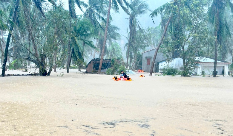 Đắk Lắk: Mưa lớn g&acirc;y sạt lở đất l&agrave;m một người tử vong, nhiều khu vực bị chia cắt- Ảnh 1.