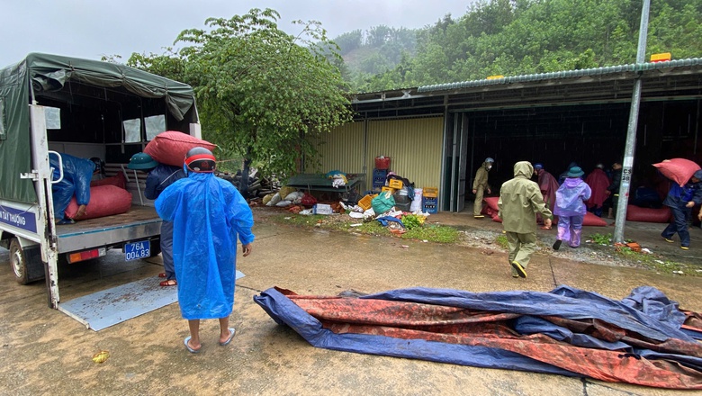 Quảng Ng&atilde;i: Sạt lở n&uacute;i v&ugrave;i nh&agrave; d&acirc;n tr&ecirc;n đường Đ&ocirc;ng Trường Sơn, giao th&ocirc;ng tắc nghẽn- Ảnh 5.