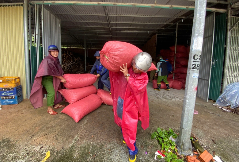 Quảng Ng&atilde;i: Sạt lở n&uacute;i v&ugrave;i nh&agrave; d&acirc;n tr&ecirc;n đường Đ&ocirc;ng Trường Sơn, giao th&ocirc;ng tắc nghẽn- Ảnh 6.