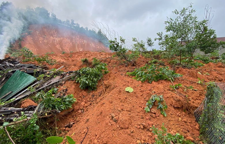 Quảng Ng&atilde;i: Sạt lở n&uacute;i v&ugrave;i nh&agrave; d&acirc;n tr&ecirc;n đường Đ&ocirc;ng Trường Sơn, giao th&ocirc;ng tắc nghẽn- Ảnh 1.