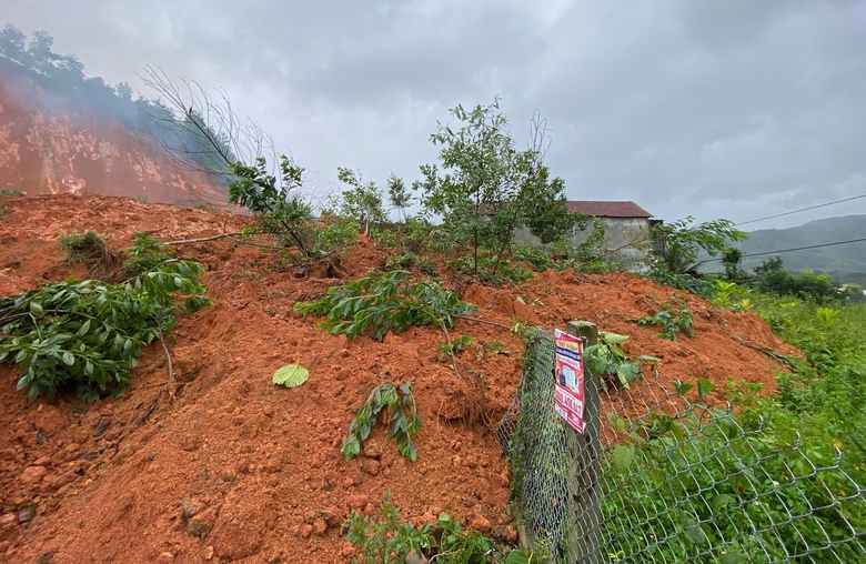 Quảng Ng&atilde;i: Sạt lở n&uacute;i v&ugrave;i nh&agrave; d&acirc;n tr&ecirc;n đường Đ&ocirc;ng Trường Sơn, giao th&ocirc;ng tắc nghẽn- Ảnh 3.