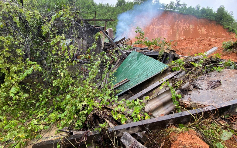 Quảng Ng&atilde;i: Sạt lở n&uacute;i v&ugrave;i nh&agrave; d&acirc;n tr&ecirc;n đường Đ&ocirc;ng Trường Sơn, giao th&ocirc;ng tắc nghẽn- Ảnh 2.