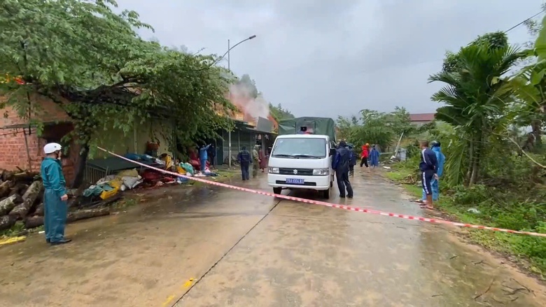 Quảng Ng&atilde;i: Sạt lở n&uacute;i v&ugrave;i nh&agrave; d&acirc;n tr&ecirc;n đường Đ&ocirc;ng Trường Sơn, giao th&ocirc;ng tắc nghẽn- Ảnh 8.