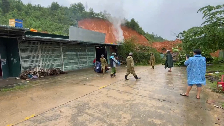 Quảng Ng&atilde;i: Sạt lở n&uacute;i v&ugrave;i nh&agrave; d&acirc;n tr&ecirc;n đường Đ&ocirc;ng Trường Sơn, giao th&ocirc;ng tắc nghẽn- Ảnh 4.