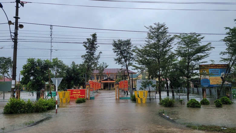 Lũ nhấn ch&igrave;m nhiều khu d&acirc;n cư ở miền Trung, giao th&ocirc;ng chia cắt- Ảnh 2.