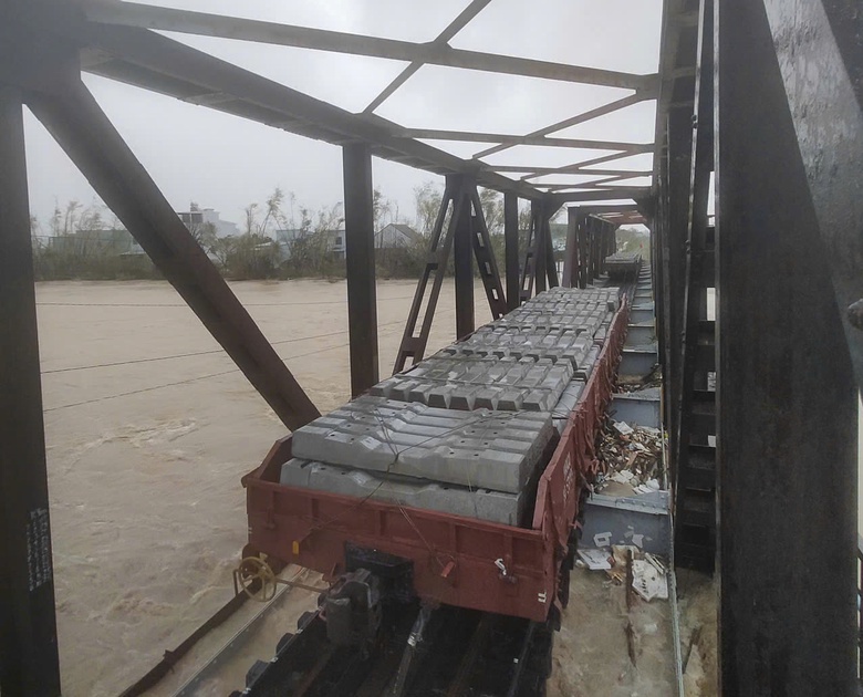 Điều toa xe chở t&agrave; vẹt &ldquo;chặn&rdquo; tr&ecirc;n 2 cầu đường sắt, tr&aacute;nh nước lũ cuốn tr&ocirc;i- Ảnh 2.