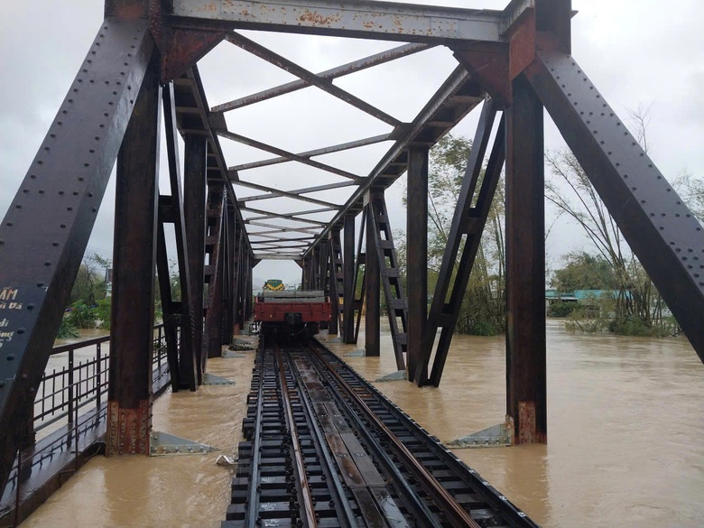 Khẩn cấp bảo vệ hạ tầng đường sắt trước mưa lũ lịch sử ở Trung Bộ- Ảnh 1.