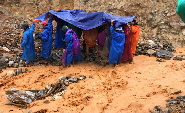 Khi&ecirc;ng v&otilde;ng băng qua sạt lở đưa 3 bệnh nh&acirc;n v&ugrave;ng cao Đ&agrave; Nẵng đi cấp cứu- Ảnh 1.