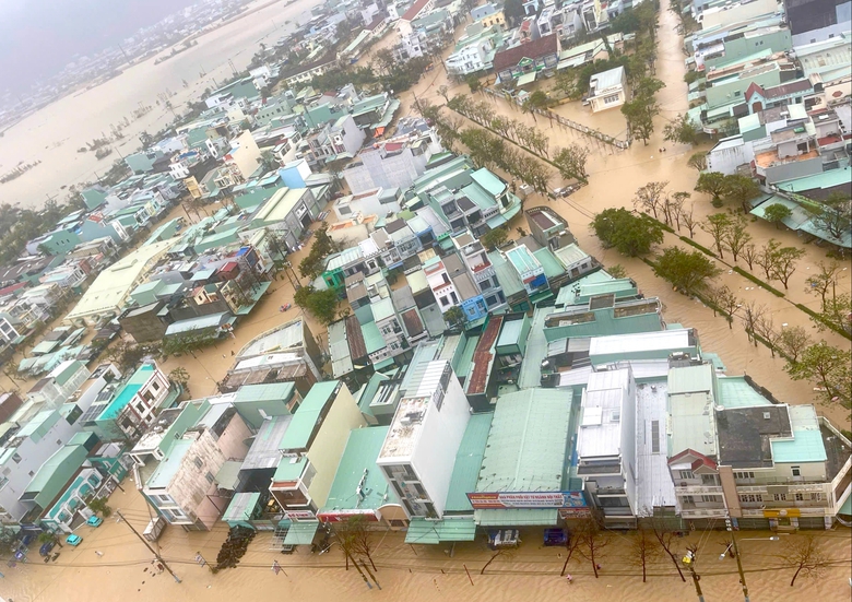 Bộ đội Gia Lai vượt lũ cứu người d&acirc;n v&ugrave;ng ngập s&acirc;u- Ảnh 5.