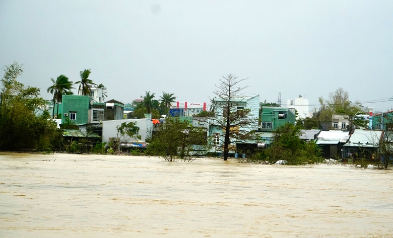 Bộ đội Gia Lai vượt lũ cứu người d&acirc;n v&ugrave;ng ngập s&acirc;u- Ảnh 6.