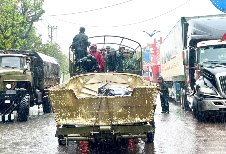 Bộ đội Gia Lai vượt lũ cứu người d&acirc;n v&ugrave;ng ngập s&acirc;u- Ảnh 9.