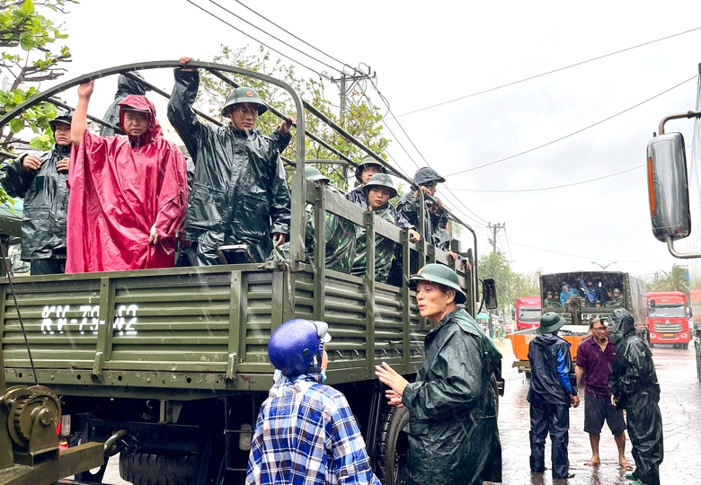 Bộ đội Gia Lai vượt lũ cứu người d&acirc;n v&ugrave;ng ngập s&acirc;u- Ảnh 8.