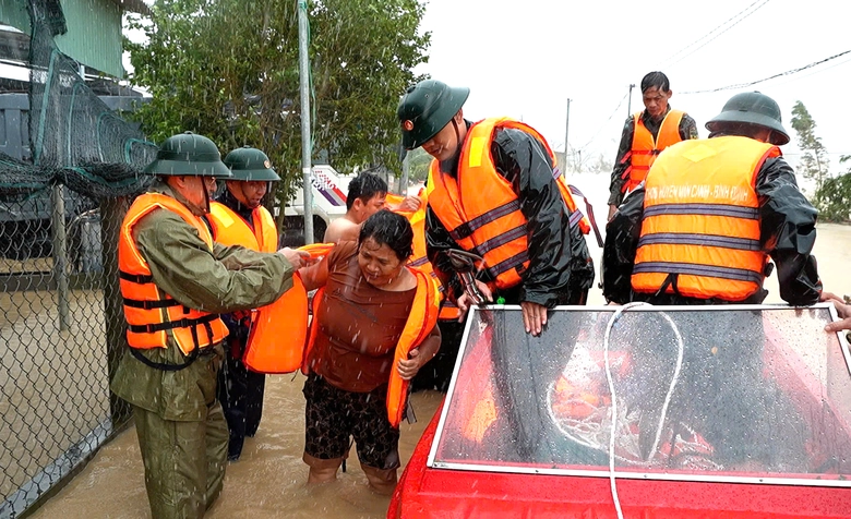 Bộ đội Gia Lai vượt lũ cứu người d&acirc;n v&ugrave;ng ngập s&acirc;u- Ảnh 4.