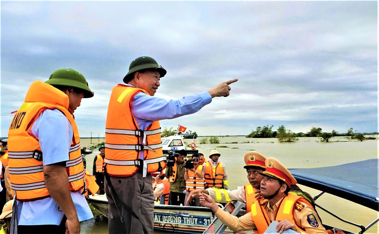 Tổng Bí thư Tô Lâm thăm, tặng quà người dân vùng rốn lũ ở Huế- Ảnh 1. Tổng Bí thư Tô Lâm thăm, tặng quà người dân vùng rốn lũ ở Huế- Ảnh 1.