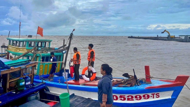 Cứu hai thuyền vi&ecirc;n bị ch&igrave;m t&agrave;u tr&ecirc;n biển C&agrave; Mau- Ảnh 1.