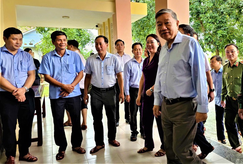 Tổng Bí thư Tô Lâm thăm, tặng quà người dân vùng rốn lũ ở Huế- Ảnh 4. Tổng Bí thư Tô Lâm thăm, tặng quà người dân vùng rốn lũ ở Huế- Ảnh 4.