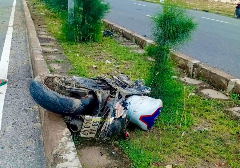 Kh&aacute;nh H&ograve;a: Xe m&aacute;y g&atilde;y l&agrave;m đ&ocirc;i sau va chạm, một người tử vong tại chỗ- Ảnh 1.