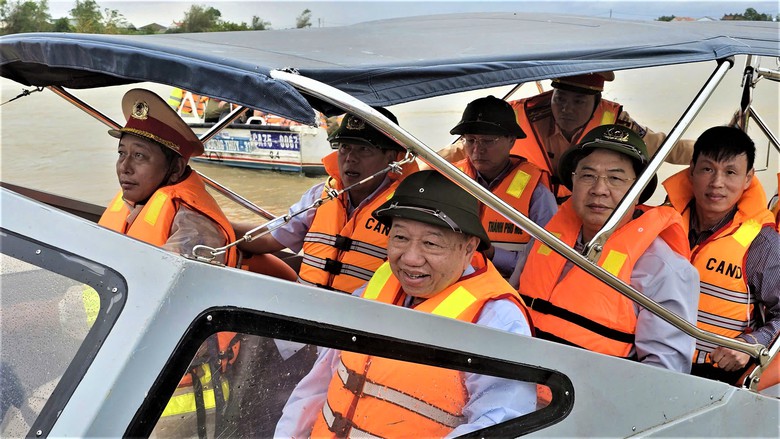 Tổng Bí thư Tô Lâm thăm, tặng quà người dân vùng rốn lũ ở Huế- Ảnh 6. Tổng Bí thư Tô Lâm thăm, tặng quà người dân vùng rốn lũ ở Huế- Ảnh 6.