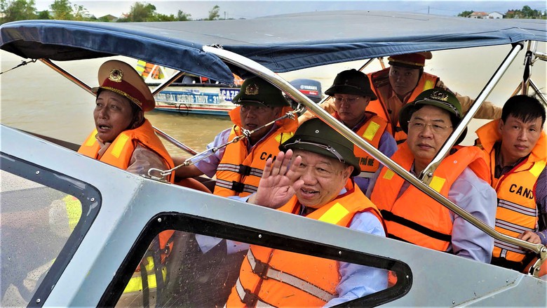 Tổng Bí thư Tô Lâm thăm, tặng quà người dân vùng rốn lũ ở Huế- Ảnh 2. Tổng Bí thư Tô Lâm thăm, tặng quà người dân vùng rốn lũ ở Huế- Ảnh 2.