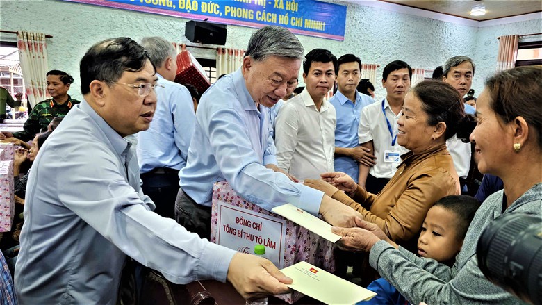 Tổng Bí thư Tô Lâm thăm, tặng quà người dân vùng rốn lũ ở Huế- Ảnh 7. Tổng Bí thư Tô Lâm thăm, tặng quà người dân vùng rốn lũ ở Huế- Ảnh 7.