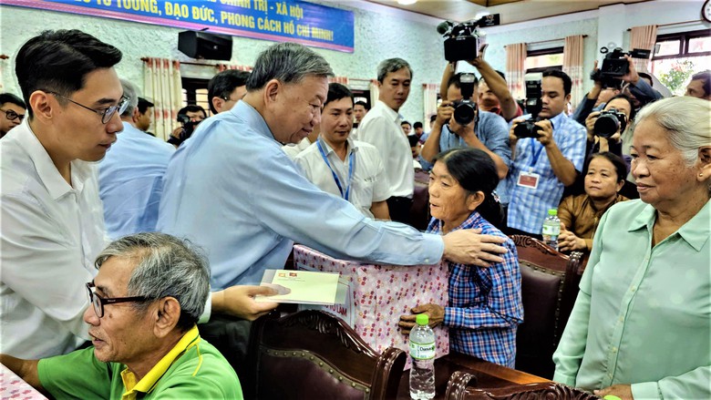 Tổng Bí thư Tô Lâm thăm, tặng quà người dân vùng rốn lũ ở Huế- Ảnh 9. Tổng Bí thư Tô Lâm thăm, tặng quà người dân vùng rốn lũ ở Huế- Ảnh 9.