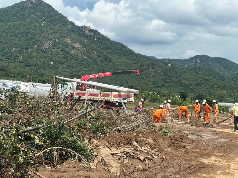 L&acirc;m Đồng: Th&agrave;nh lập 6 tổ c&ocirc;ng t&aacute;c để điều tra, khắc phục nhanh sự cố vỡ hồ tr&ecirc;n n&uacute;i- Ảnh 1.