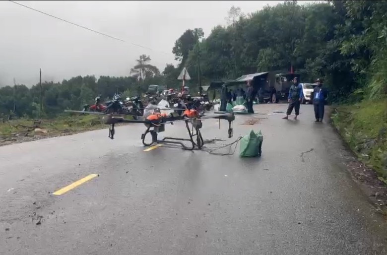 Đà Nẵng: Dùng drone vận chuyển hàng hỗ trợ người dân ở nơi bị chia cắt, cô lập- Ảnh 1. Đà Nẵng: Dùng drone vận chuyển hàng hỗ trợ người dân ở nơi bị chia cắt, cô lập- Ảnh 1.