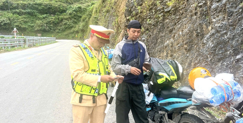 CSGT Tuyên Quang đảm bảo ATGT cho du khách mùa tam giác mạch- Ảnh 5. CSGT Tuyên Quang đảm bảo ATGT cho du khách mùa tam giác mạch- Ảnh 5.