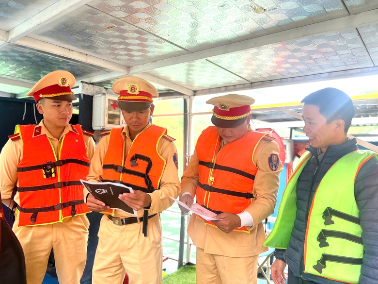 CSGT Tuyên Quang đảm bảo ATGT cho du khách mùa tam giác mạch- Ảnh 9. CSGT Tuyên Quang đảm bảo ATGT cho du khách mùa tam giác mạch- Ảnh 9.