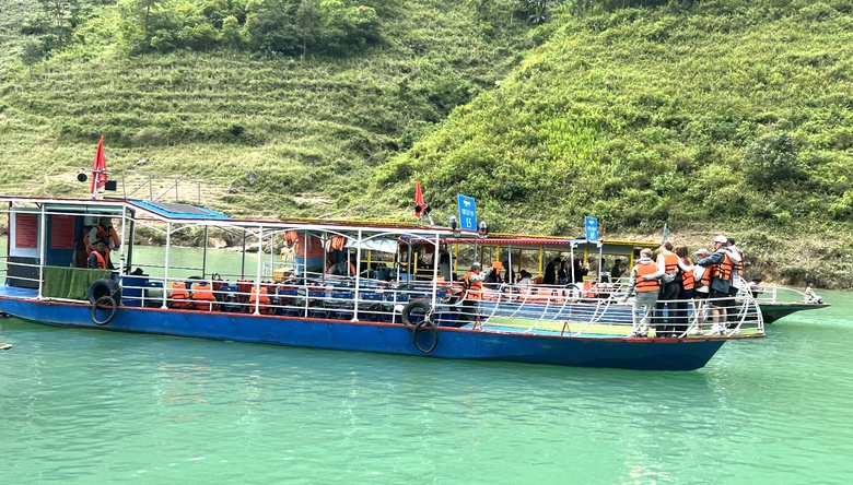 CSGT Tuyên Quang đảm bảo ATGT cho du khách mùa tam giác mạch- Ảnh 8. CSGT Tuyên Quang đảm bảo ATGT cho du khách mùa tam giác mạch- Ảnh 8.