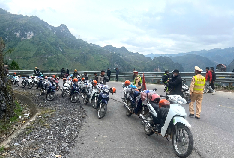 CSGT Tuyên Quang đảm bảo ATGT cho du khách mùa tam giác mạch- Ảnh 1. CSGT Tuyên Quang đảm bảo ATGT cho du khách mùa tam giác mạch- Ảnh 1.