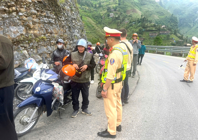 CSGT Tuyên Quang đảm bảo ATGT cho du khách mùa tam giác mạch- Ảnh 6. CSGT Tuyên Quang đảm bảo ATGT cho du khách mùa tam giác mạch- Ảnh 6.