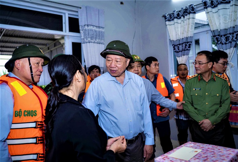 Tổng Bí thư Tô Lâm thăm, tặng quà người dân vùng rốn lũ ở Huế- Ảnh 3. Tổng Bí thư Tô Lâm thăm, tặng quà người dân vùng rốn lũ ở Huế- Ảnh 3.